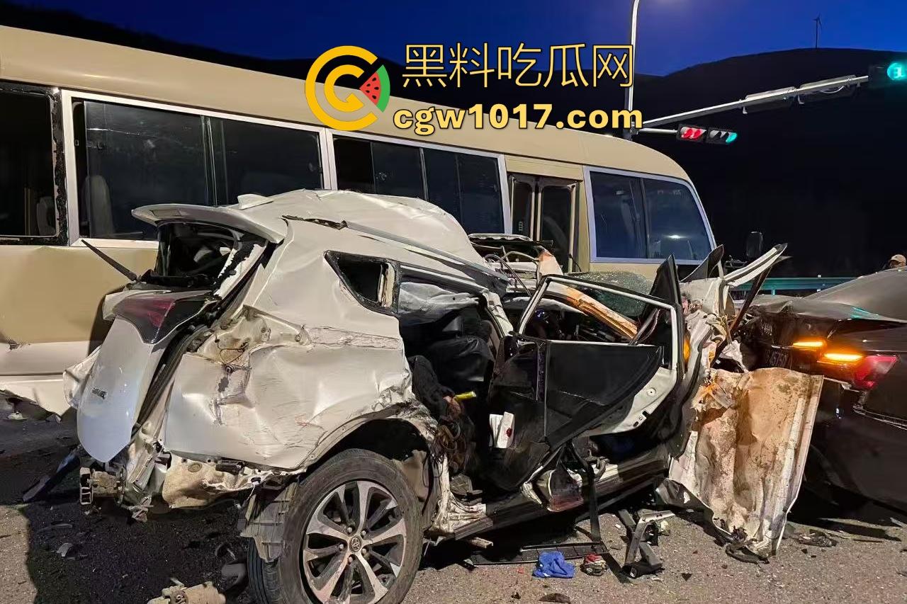 11月20日河北张家口崇礼区重型吊车失控连撞多车，滑雪季雪路结冰使多人受伤，现场就如灾难片！  第3张