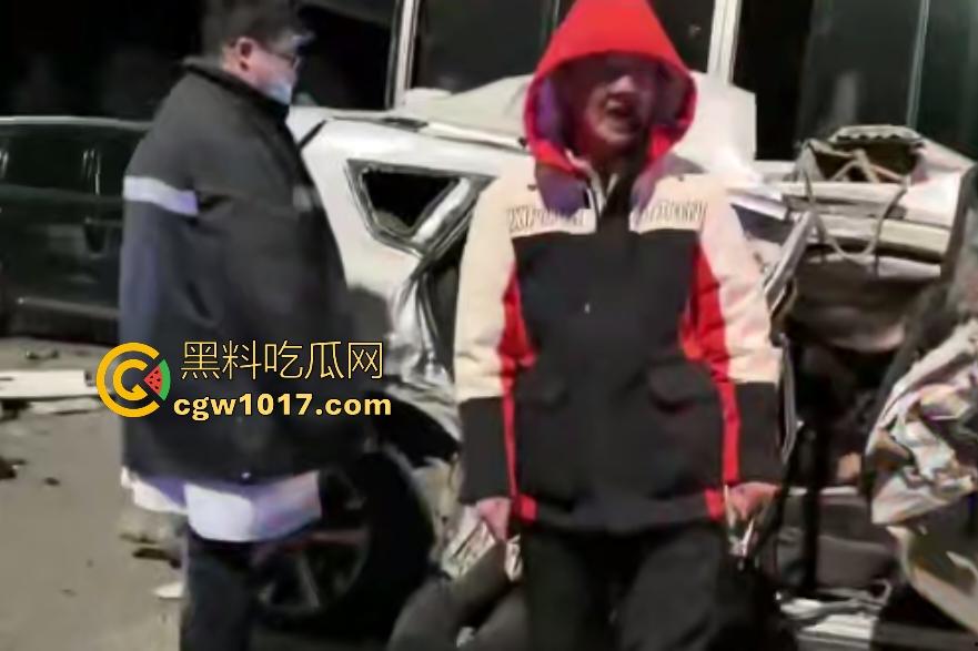 11月20日河北张家口崇礼区重型吊车失控连撞多车，滑雪季雪路结冰使多人受伤，现场就如灾难片！  第7张