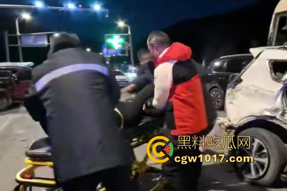 11月20日河北张家口崇礼区重型吊车失控连撞多车，滑雪季雪路结冰使多人受伤，现场就如灾难片！  第8张