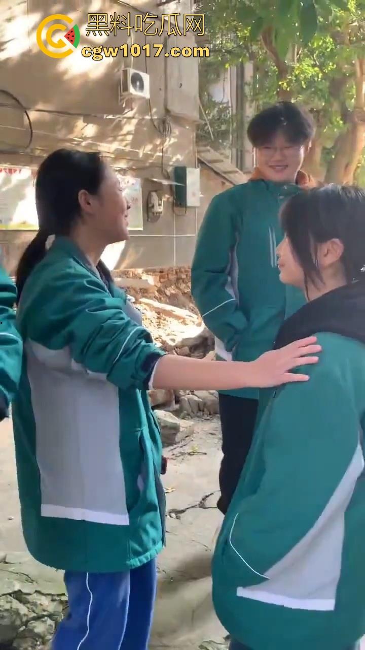 四川省南充市阆中中学女学生霸凌视频曝光，放学堵住不让走，边说道理边扇耳光，在学校就已经这么牛逼了是吧！  第2张