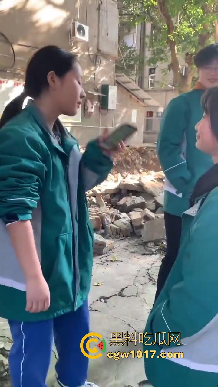 四川省南充市阆中中学女学生霸凌视频曝光，放学堵住不让走，边说道理边扇耳光，在学校就已经这么牛逼了是吧！  第4张