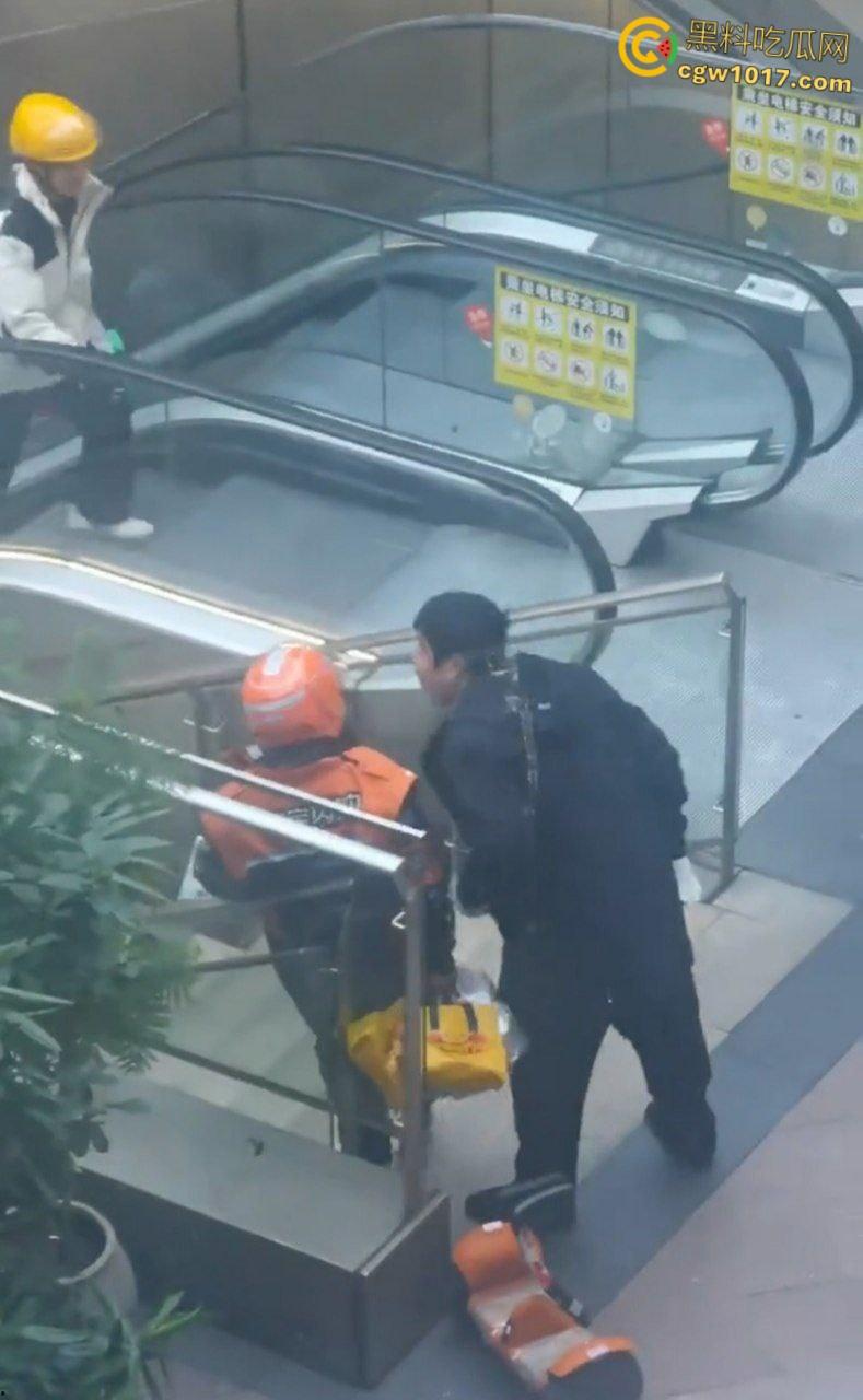 保安和外卖员商场爆发矛盾，真实上演君子动口不动手，互吐口水对峙互不退让，保安看他戴头盔就吐了就跑 ！  第1张