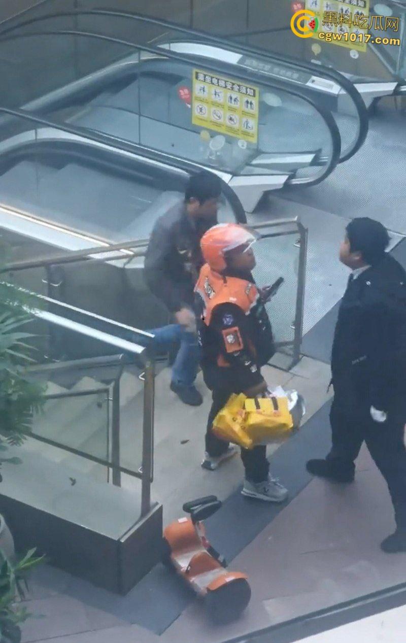 保安和外卖员商场爆发矛盾，真实上演君子动口不动手，互吐口水对峙互不退让，保安看他戴头盔就吐了就跑 ！  第3张