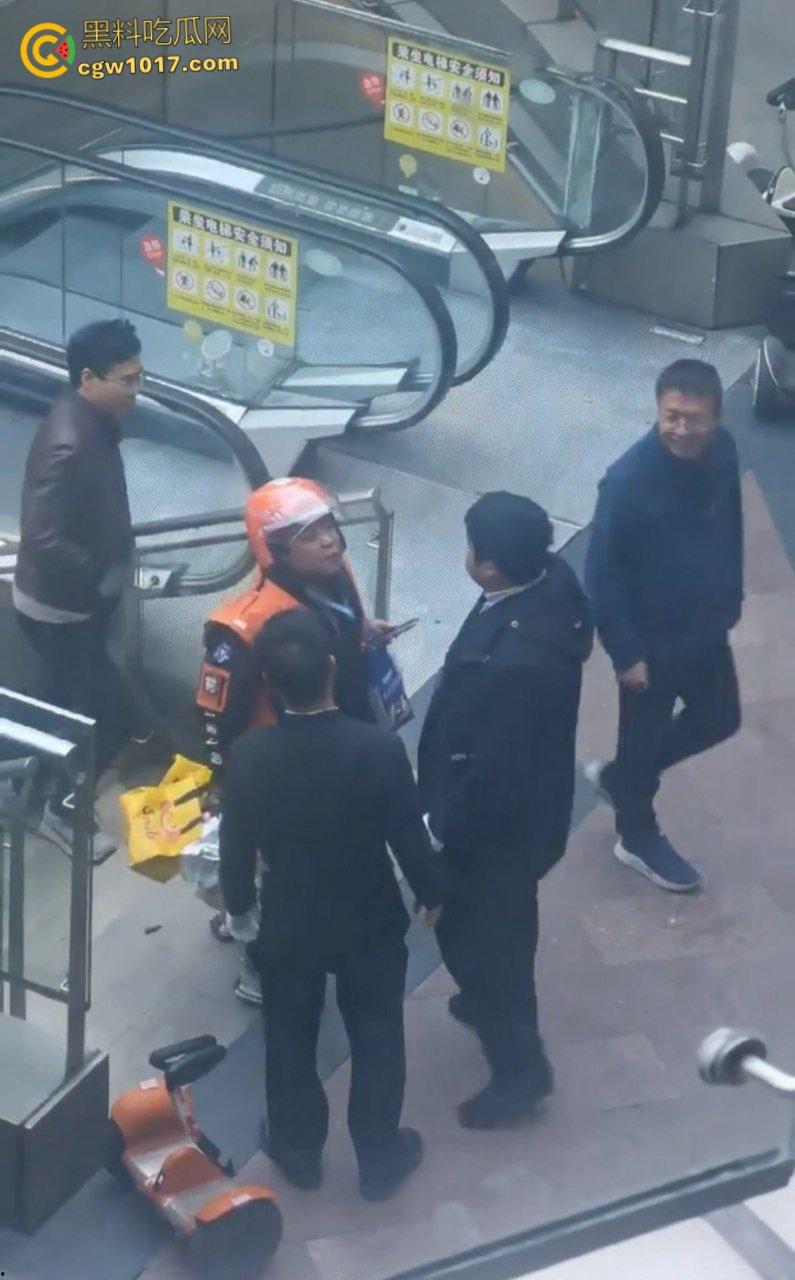 保安和外卖员商场爆发矛盾，真实上演君子动口不动手，互吐口水对峙互不退让，保安看他戴头盔就吐了就跑 ！  第4张