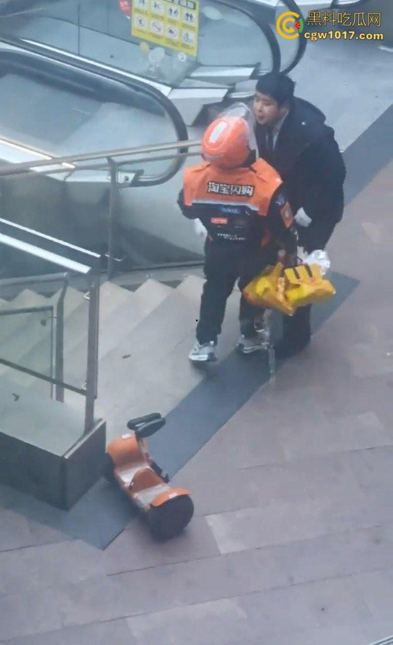 保安和外卖员商场爆发矛盾，真实上演君子动口不动手，互吐口水对峙互不退让，保安看他戴头盔就吐了就跑 ！  第7张