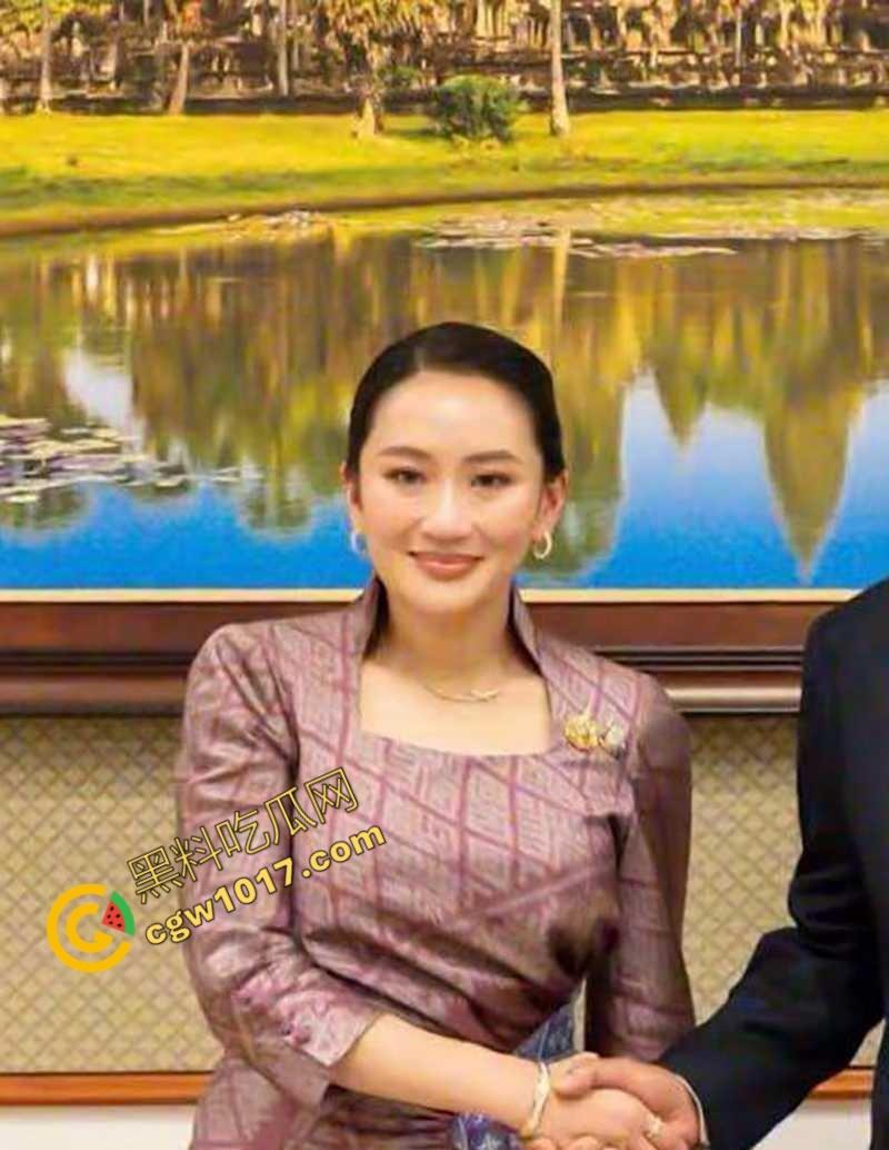 泰国女总理性爱丑闻泄密！极品巨乳，完美露脸，场景劲爆火辣，网民疯狂点击，震惊全球！  第4张