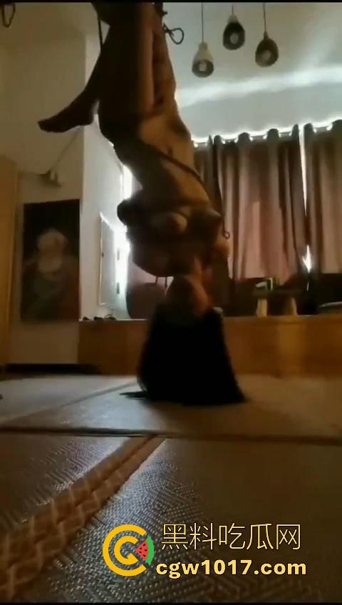 捆绑爱好者最新捆法！原称之为爸爸吊起来打，全身脱光倒立捆绑皮鞭伺候，还得是你们sm的大哥有创意啊！  第7张