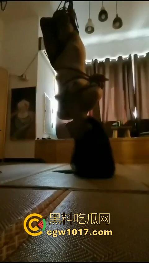 捆绑爱好者最新捆法！原称之为爸爸吊起来打，全身脱光倒立捆绑皮鞭伺候，还得是你们sm的大哥有创意啊！  第8张