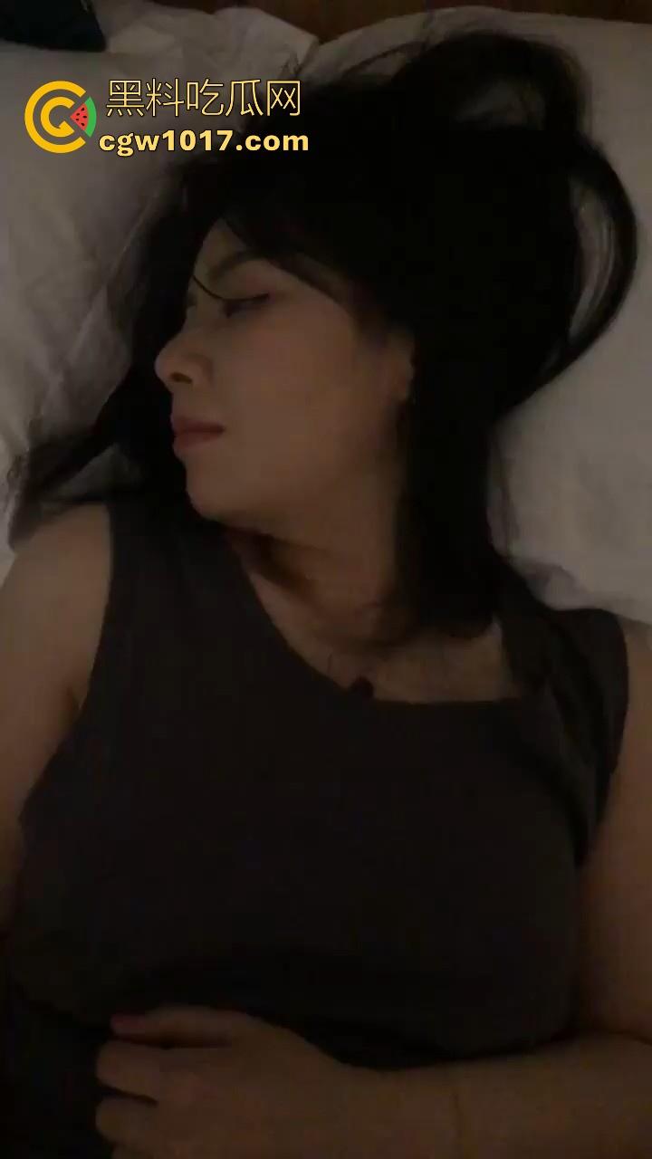 醉酒带回极品美女，一开始还抗拒插入，大鸡巴塞进去了瞬间老实，狂插到底淫水直流，怎么能这么骚啊！  第4张