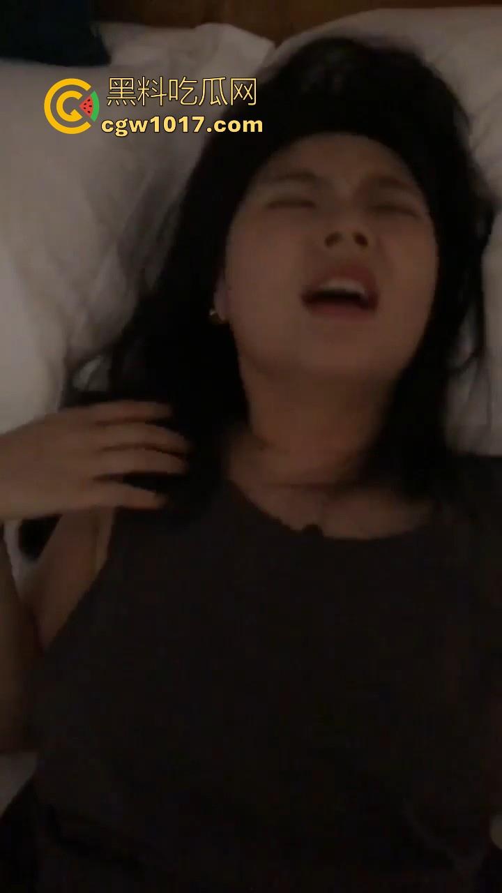 醉酒带回极品美女，一开始还抗拒插入，大鸡巴塞进去了瞬间老实，狂插到底淫水直流，怎么能这么骚啊！  第6张