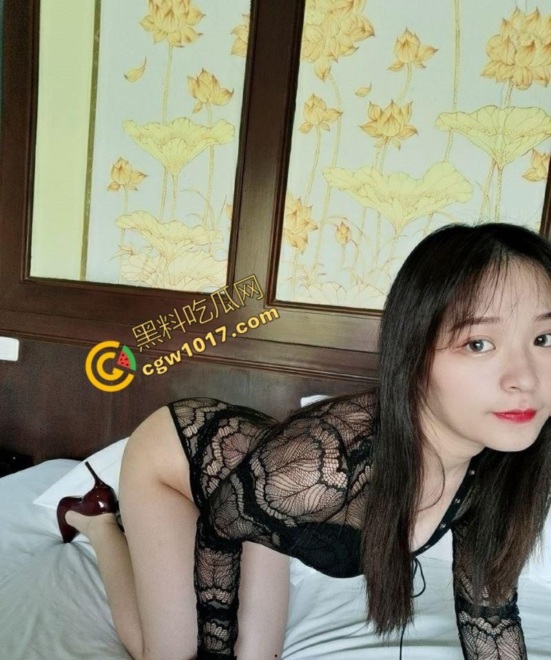 校园尤物，妖娆胴体引百男疯狂！金主震撼深喉舔骚态，粉嫩白虎穴受暴操，自慰视频满足欲望！  第7张