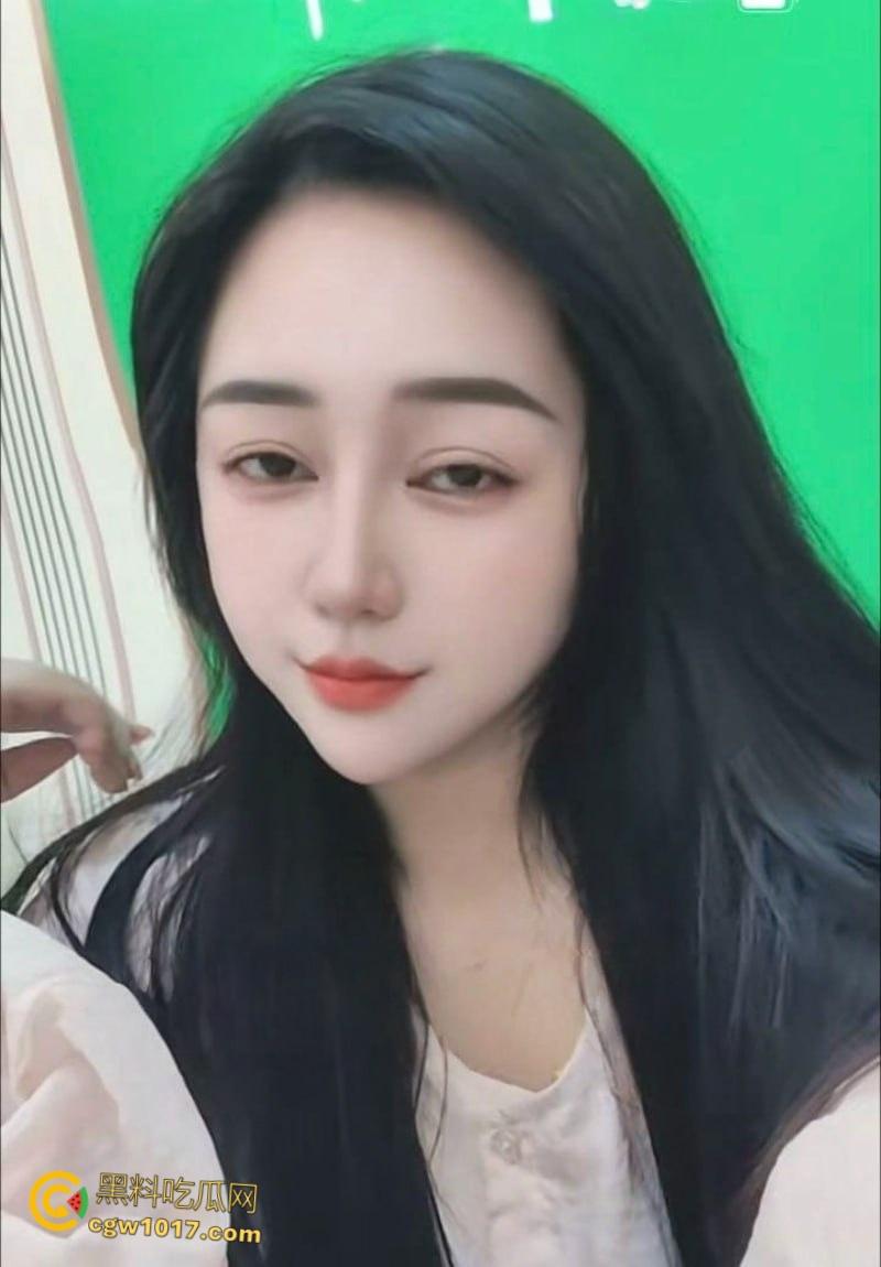 抖音气质少妇【洗脸吧老板娘】，付费定制大尺度自拍，透明内衣巨乳挑逗，自慰抠逼淫水直流，也是个欠操的骚逼 ！  第2张