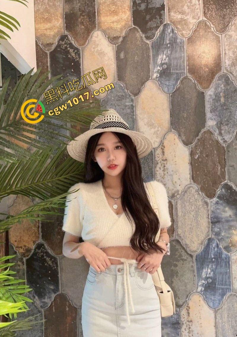 杭州美少妇【冯霏霏】与老公兄弟偷情视频烈火撩人，翘臀淫浪，无套激战，无尽快感爆棚，让人欲火焚身，欲罢不能！  第1张