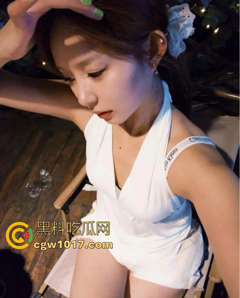 网聊约炮小红书极品小美，清纯少女秒变骚逼精盆，酒店套房跪吞巨屌，无套后入内射喷精，看着就很有感觉！  第5张