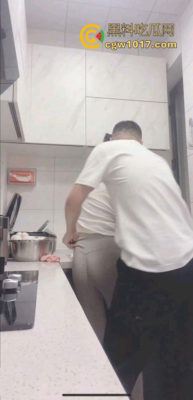 在厨房强上美艳瑜伽裤嫂子，按在厨房灶台就从后面猛干，插得嫂子淫水哗哗流，内射内射彻底被操服了！  第3张
