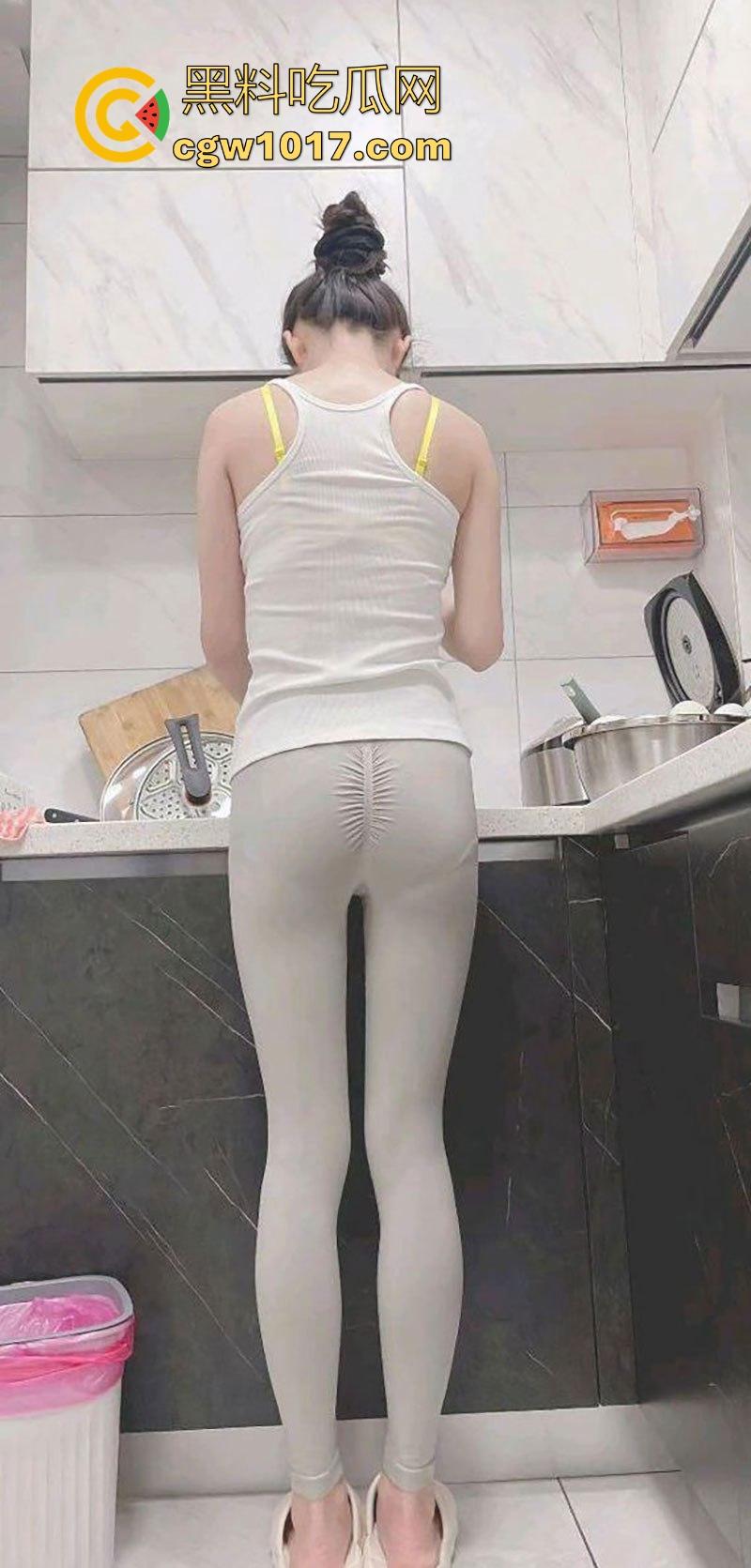 在厨房强上美艳瑜伽裤嫂子，按在厨房灶台就从后面猛干，插得嫂子淫水哗哗流，内射内射彻底被操服了！  第4张