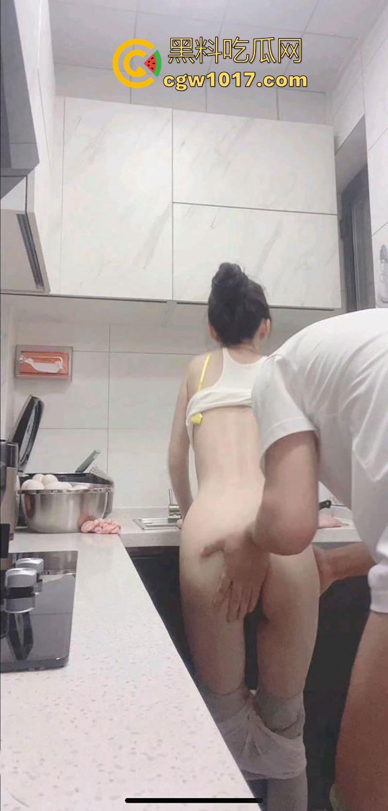 在厨房强上美艳瑜伽裤嫂子，按在厨房灶台就从后面猛干，插得嫂子淫水哗哗流，内射内射彻底被操服了！  第6张