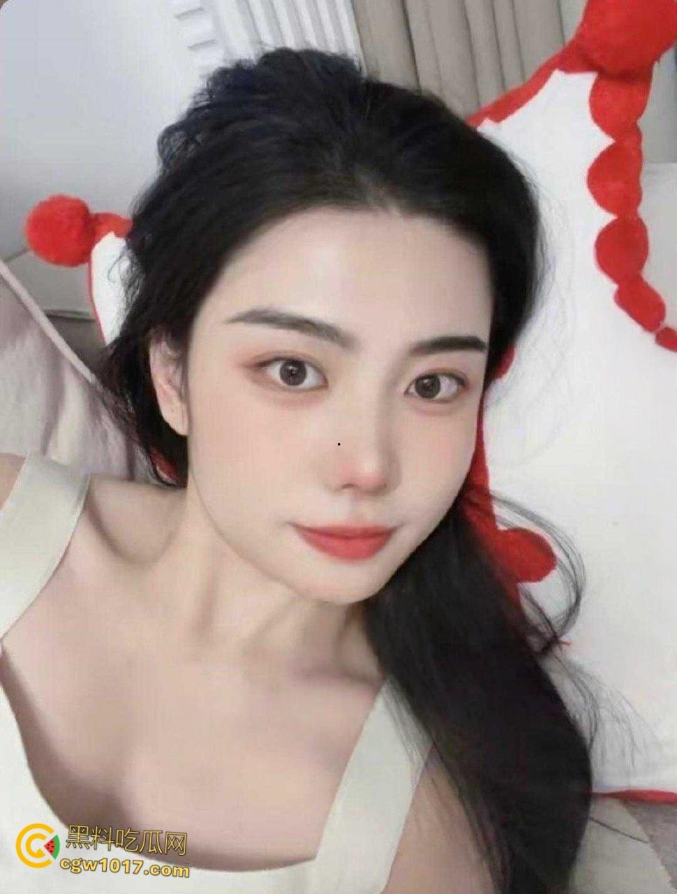 黑龙江省农商银行【赵蕊】，悬崖式分手被男友遭曝光，娇小美乳穿着情趣黑丝，趴在床上被猛猛打桩！  第2张