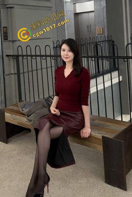 饥渴丝袜嫂子在厨房狂野求欢！灶台上疯狂抽插，淫水四溅，视觉盛宴引人窒息！  第1张