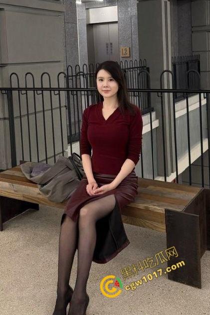 饥渴丝袜嫂子在厨房狂野求欢！灶台上疯狂抽插，淫水四溅，视觉盛宴引人窒息！  第2张