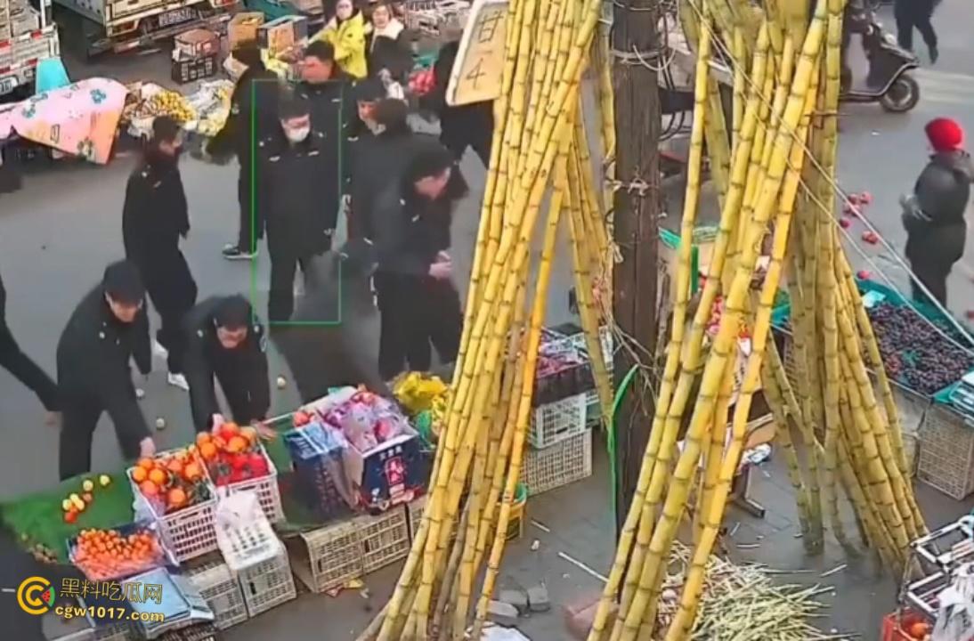 辽宁丹东城管暴力执法，多次提醒水果摊占用道路，直接掀翻小贩苦苦求饶，摊位瞬间空荡，这活该占道太解气了啊！  第6张