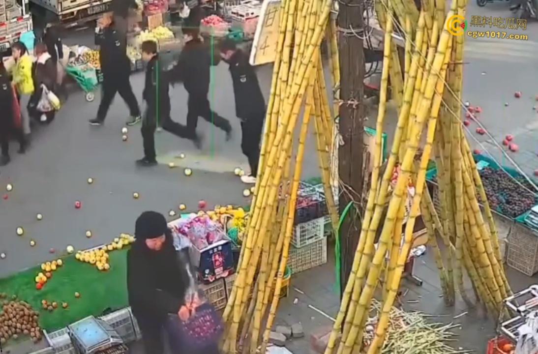 辽宁丹东城管暴力执法，多次提醒水果摊占用道路，直接掀翻小贩苦苦求饶，摊位瞬间空荡，这活该占道太解气了啊！  第7张