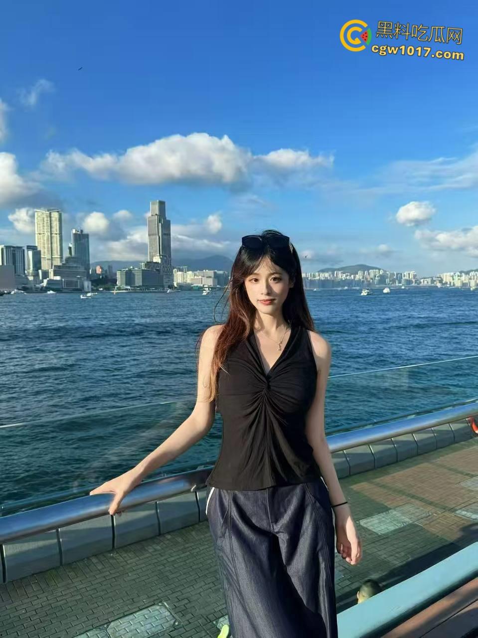 女儿穿着豹纹裙洗碗，被我撕开黑丝猛舔骚穴，超配合得跪地口交，穿着高跟鞋被我抬腿猛插，全射在女儿的黑丝上 ！  第1张