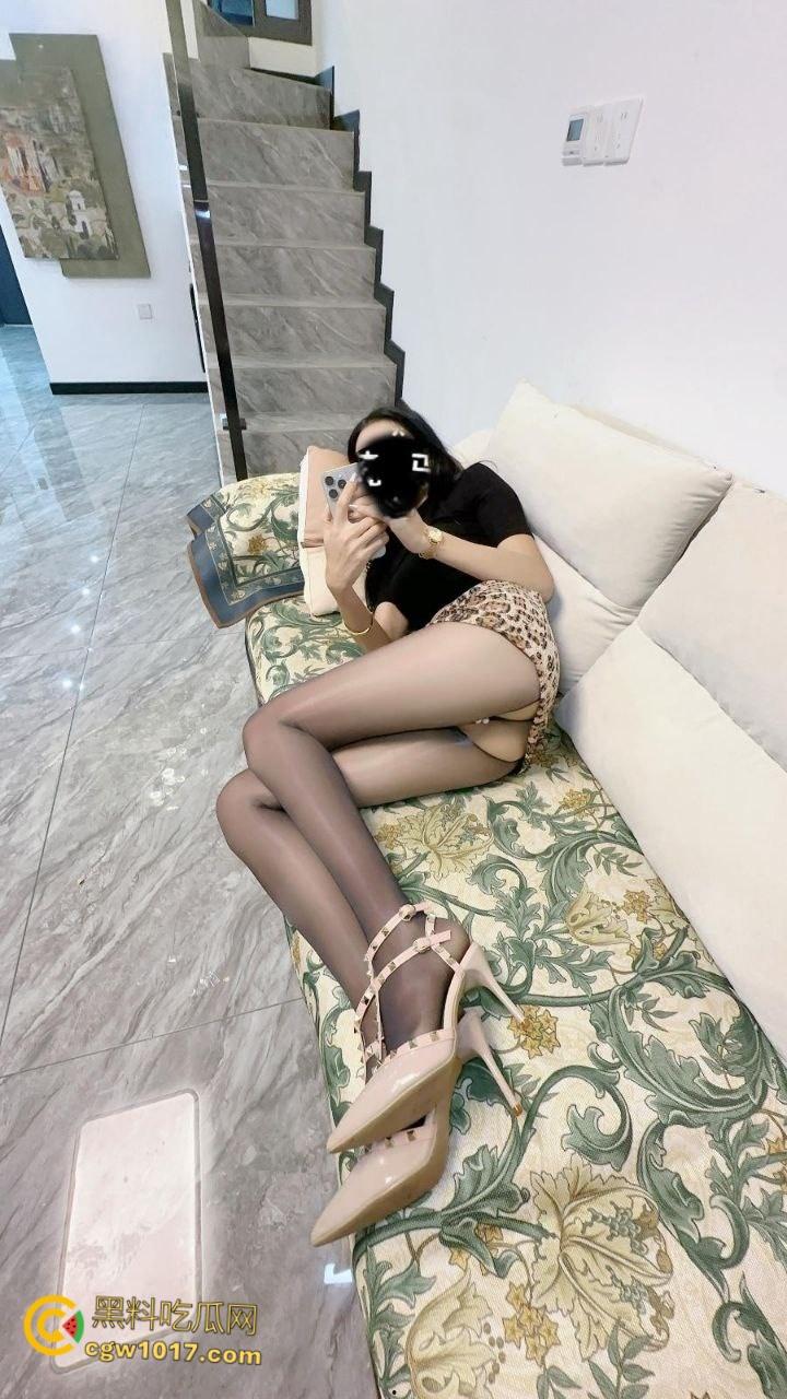 女儿穿着豹纹裙洗碗，被我撕开黑丝猛舔骚穴，超配合得跪地口交，穿着高跟鞋被我抬腿猛插，全射在女儿的黑丝上 ！  第4张