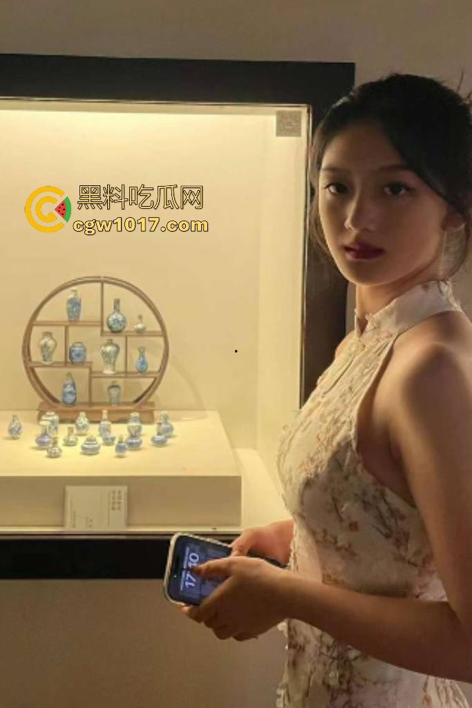 郑州大学主持人专业女神【毛雪】，谁能想到上台前一天在家用男友鸡巴锻炼口技，原来能说会道是有原因的！  第1张