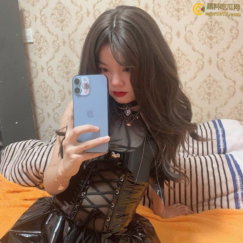 四川艺术学院【王佳佳】，黑丝开档只现粉穴菊花，边自慰边足交饥渴求操，镜子前被疯狂后入颜射一脸！  第1张