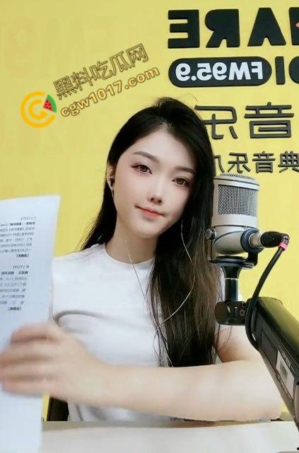 辽宁电台主播【晚晚】没穿内裤在麦前狂野！私密视频曝光，语音自慰，蝴蝶穴淫水横流，欲仙欲死！  第6张