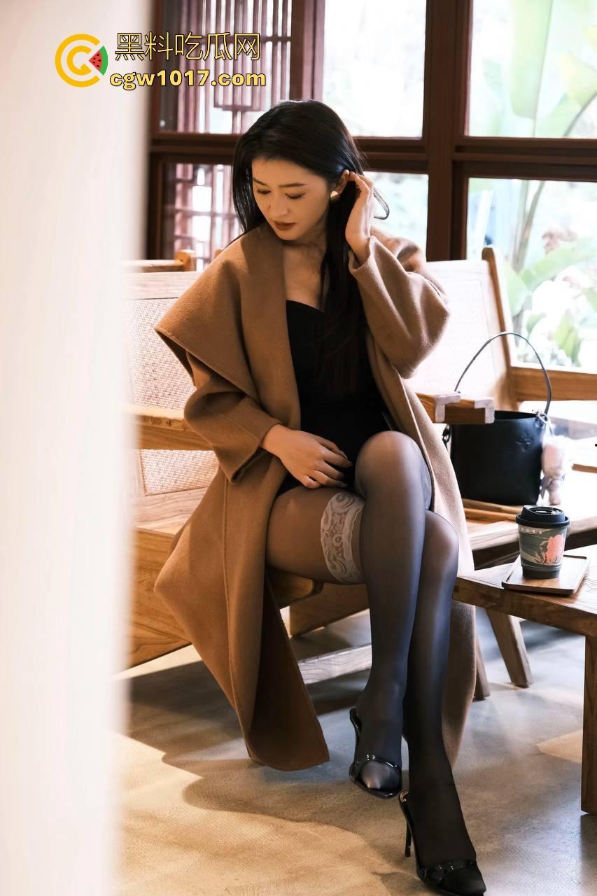 佛山创业产业园某静吧卡座惊现情侣缠绵！音乐轰鸣霓虹闪烁，美腿御姐诱惑拔屌手撸，干柴变成烈火上演活春宫！  第2张