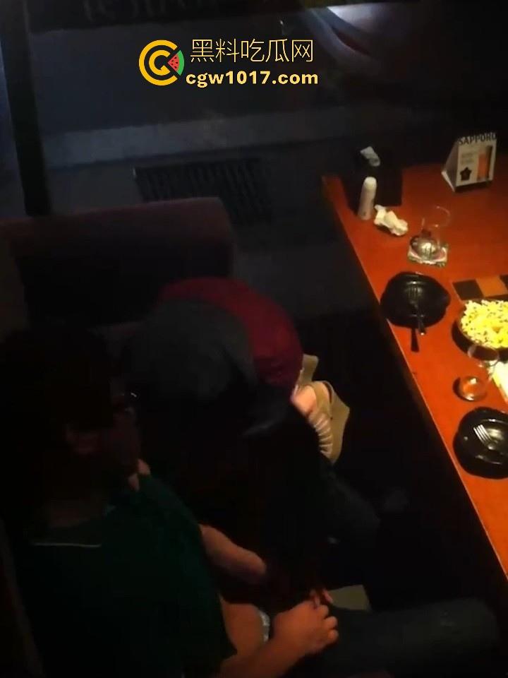 佛山创业产业园某静吧卡座惊现情侣缠绵！音乐轰鸣霓虹闪烁，美腿御姐诱惑拔屌手撸，干柴变成烈火上演活春宫！  第6张