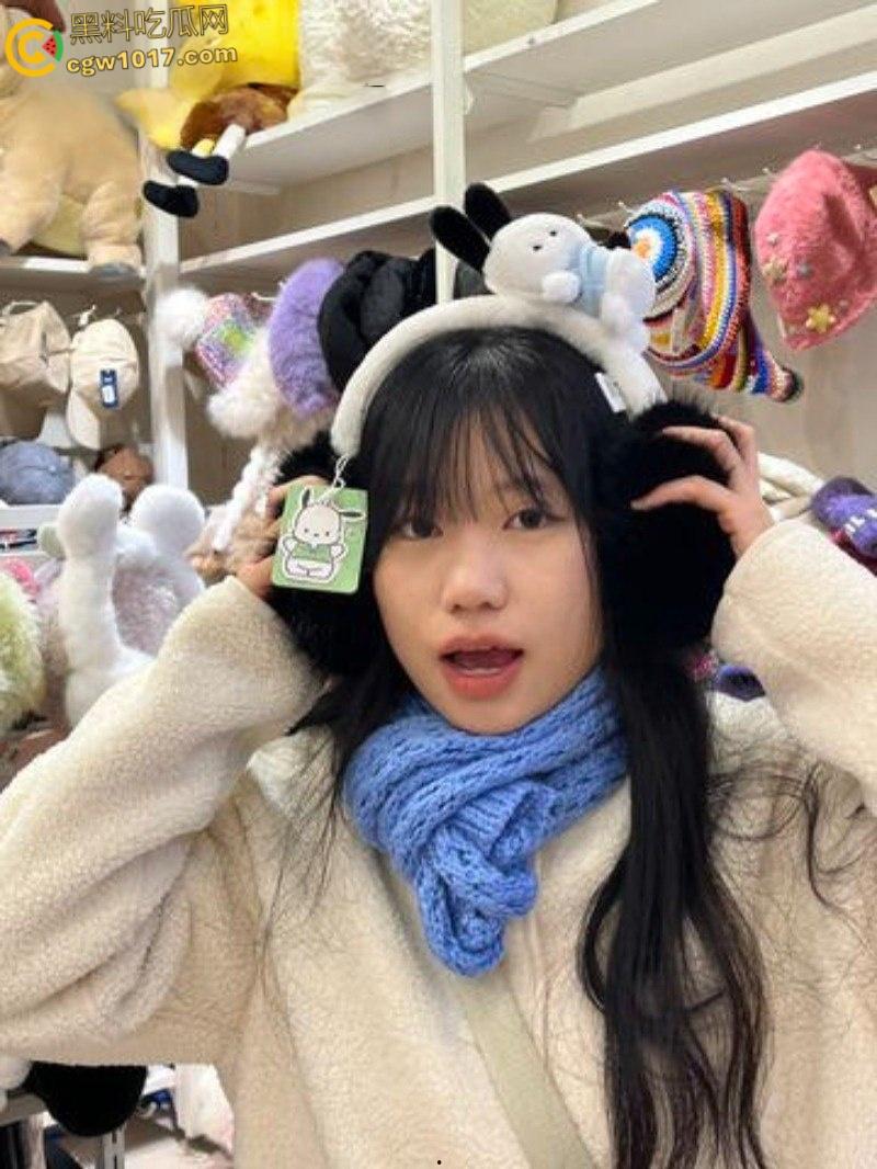 西安外国语大学【沈莉莉】，反差眼镜妹被男友调教日常，可爱女仆害羞捂脸，口爆颜射后还比耶自拍 ！  第4张