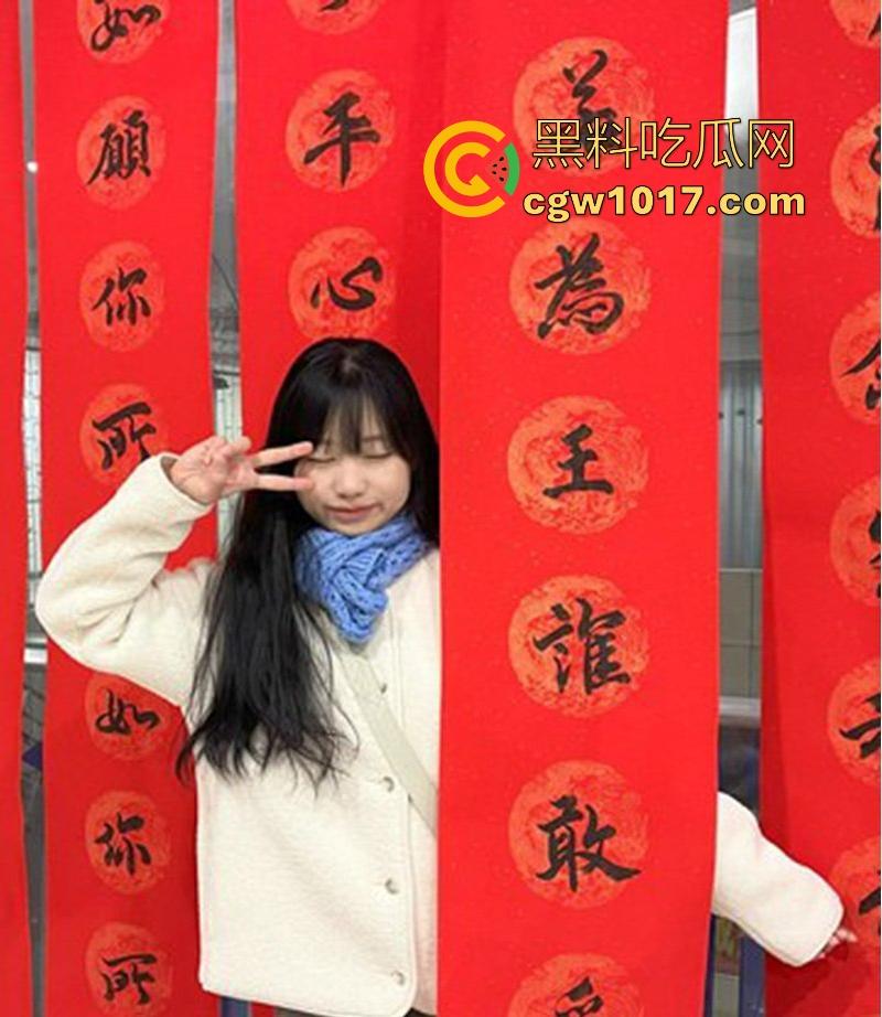 广州大学可爱学妹【李怡君】反差眼镜妹身穿诱惑女仆装，电动玩具猛桶紧致蜜穴，后入爆操颜射满面 ！  第4张