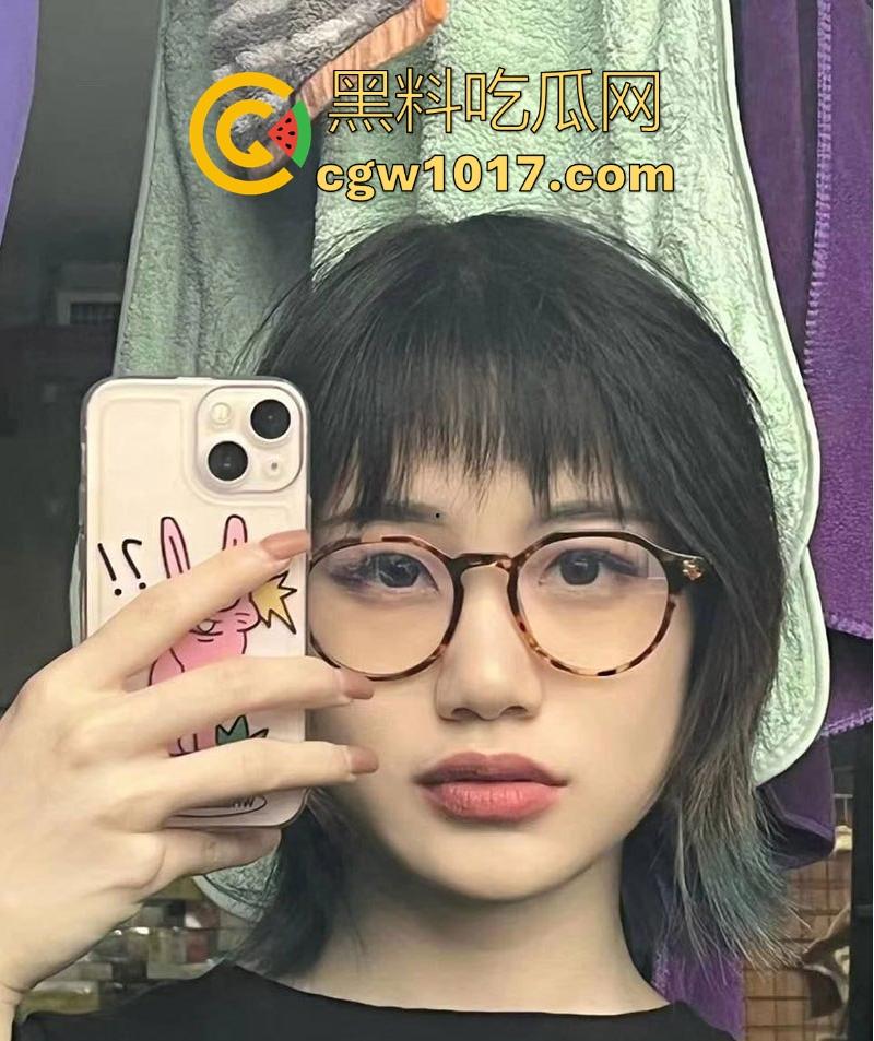 成都医科大学眼镜学妹【廖萱晴】双面人生暴露，清纯大学生私下是金主包养金丝雀，床上浪荡跟学校的清纯极其反差！  第1张