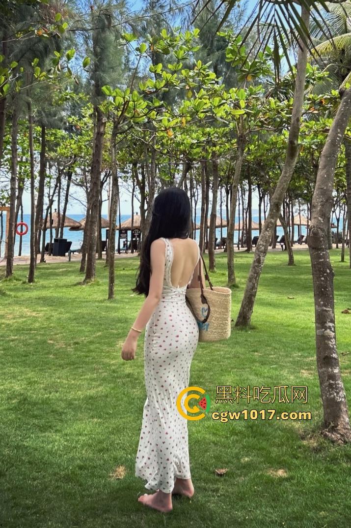 天津南开中学【王雨菲】，白皙粉嫩的乳头加上蓝瞳妆容，手握鸡巴扇奶子，口爆满嘴精液太多盛不住！  第1张