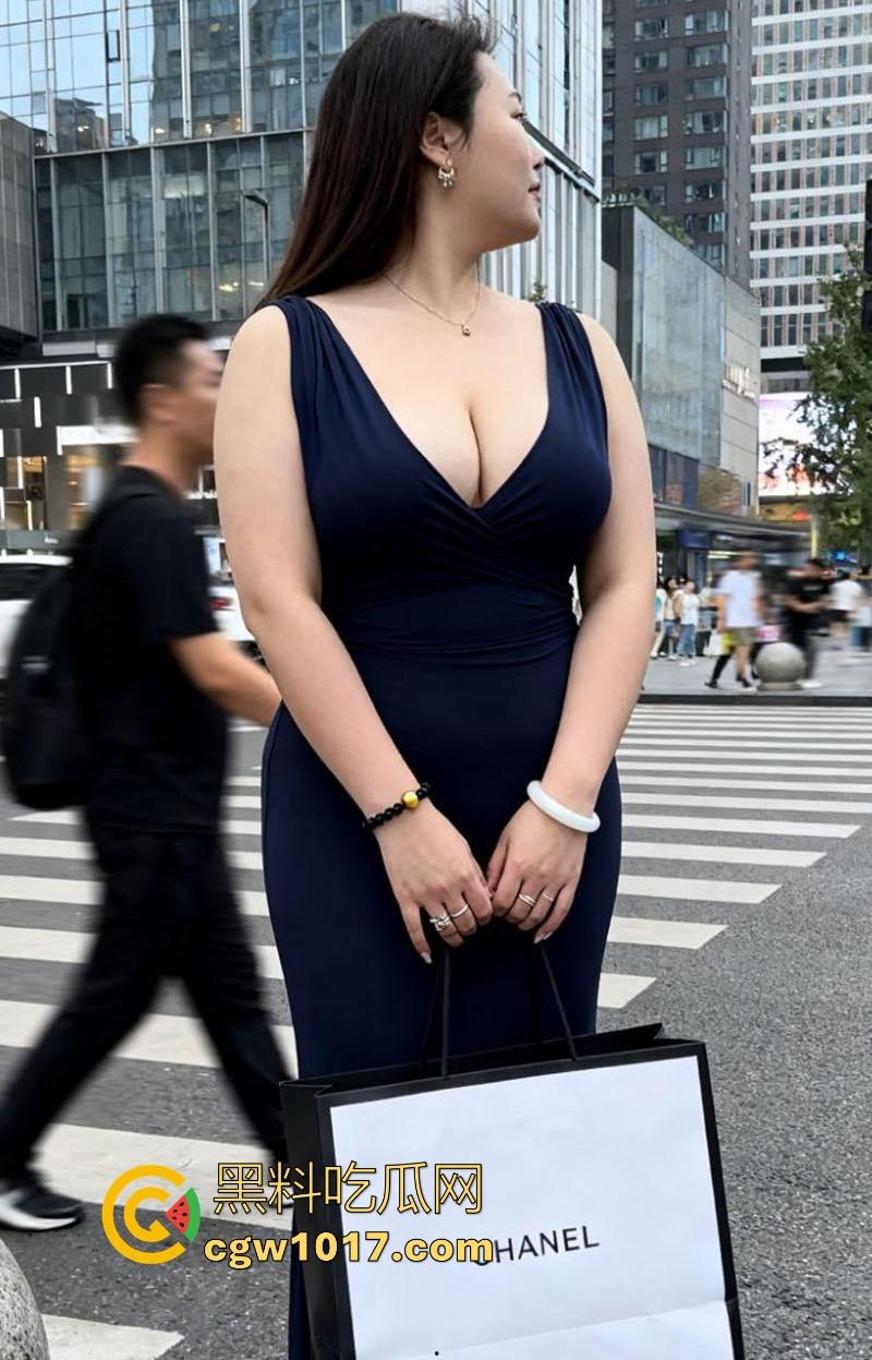 杭州微胖富婆【李美美】重金拿下自己的健身教练，巨乳坦克无套后入直接开干，肌肉教练奋力输出只为富婆满足！  第1张