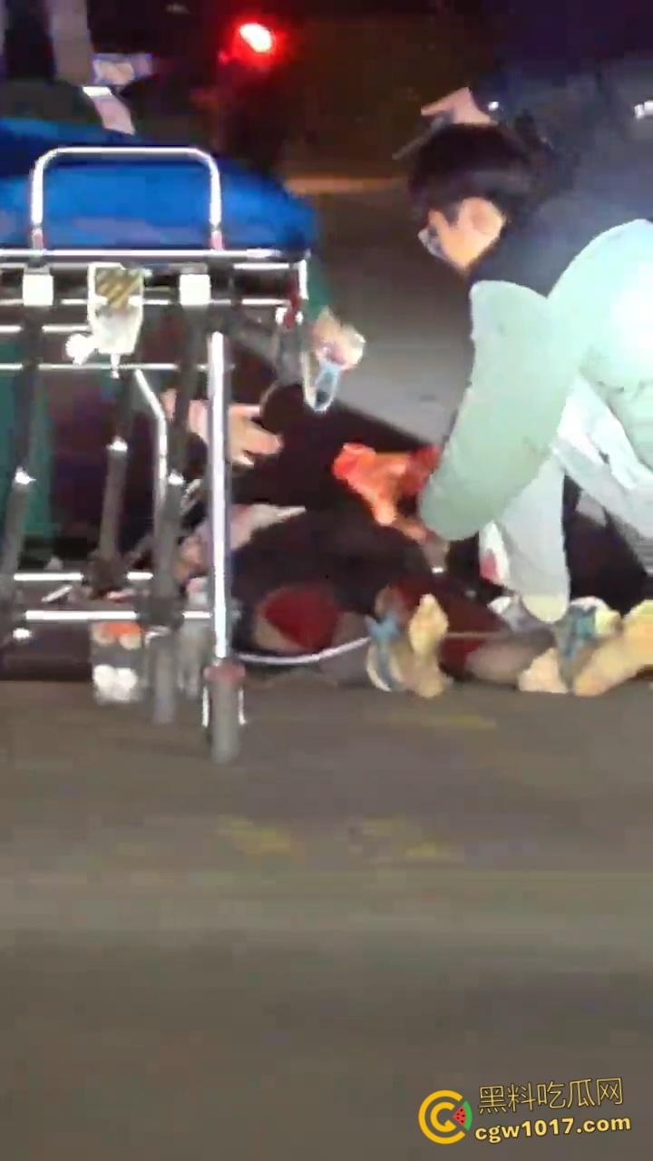 自古奸情出人命，山西文化旅游职业大学，一女子持刀杀害渣男和小三，双双倒地当场一命呜呼盖白布 ！  第3张