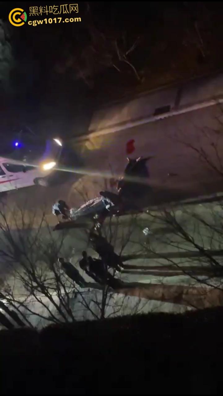 自古奸情出人命，山西文化旅游职业大学，一女子持刀杀害渣男和小三，双双倒地当场一命呜呼盖白布 ！  第4张