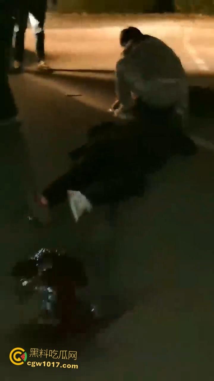 自古奸情出人命，山西文化旅游职业大学，一女子持刀杀害渣男和小三，双双倒地当场一命呜呼盖白布 ！  第6张