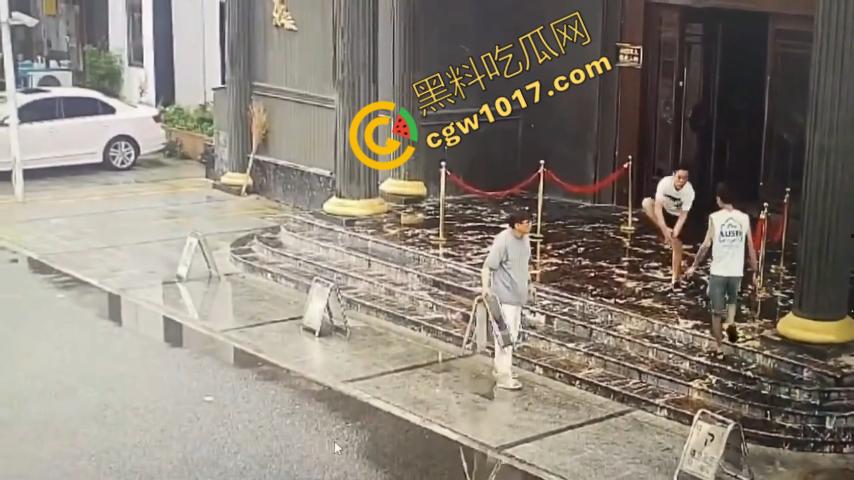 血腥暴力！两男子被疯狂催收员砍伤！街头刀光剑影，鲜血四溅，高利贷催收员下手无情，横行无忌  第2张