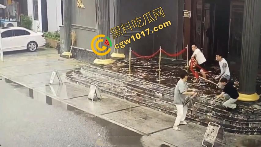 血腥暴力！两男子被疯狂催收员砍伤！街头刀光剑影，鲜血四溅，高利贷催收员下手无情，横行无忌  第3张