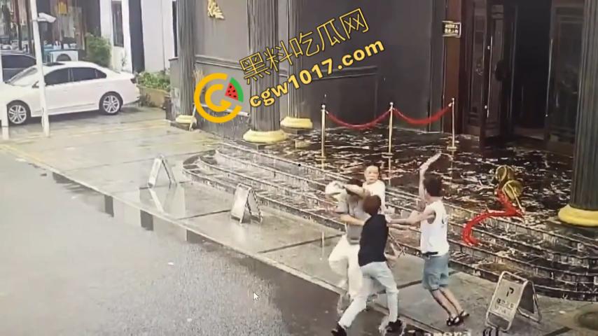 血腥暴力！两男子被疯狂催收员砍伤！街头刀光剑影，鲜血四溅，高利贷催收员下手无情，横行无忌  第5张