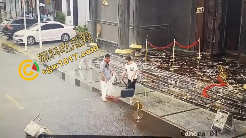 血腥暴力！两男子被疯狂催收员砍伤！街头刀光剑影，鲜血四溅，高利贷催收员下手无情，横行无忌  第9张