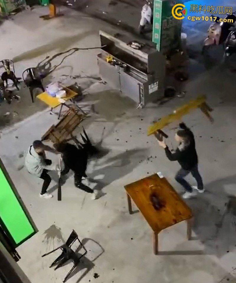 广东渔夫烧烤店发生乱斗火拼，一伙黑衣人手持砍刀见人就砍，烧烤店瞬间桌椅碎裂，楼上群众幸灾乐祸狂拍 ！  第1张