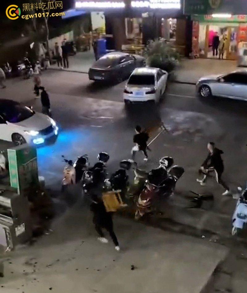 广东渔夫烧烤店发生乱斗火拼，一伙黑衣人手持砍刀见人就砍，烧烤店瞬间桌椅碎裂，楼上群众幸灾乐祸狂拍 ！  第5张
