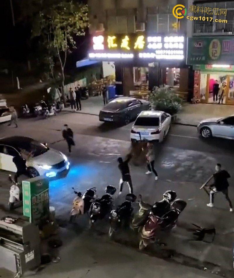 广东渔夫烧烤店发生乱斗火拼，一伙黑衣人手持砍刀见人就砍，烧烤店瞬间桌椅碎裂，楼上群众幸灾乐祸狂拍 ！  第6张