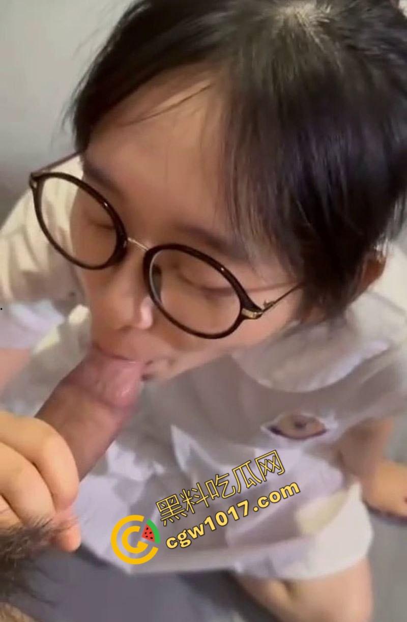 广西大学奇耻大辱！清纯校花【杨昕怡】激情性爱曝光：JK制服撩裙深喉互动，美乳晃荡挑逗连连！  第6张