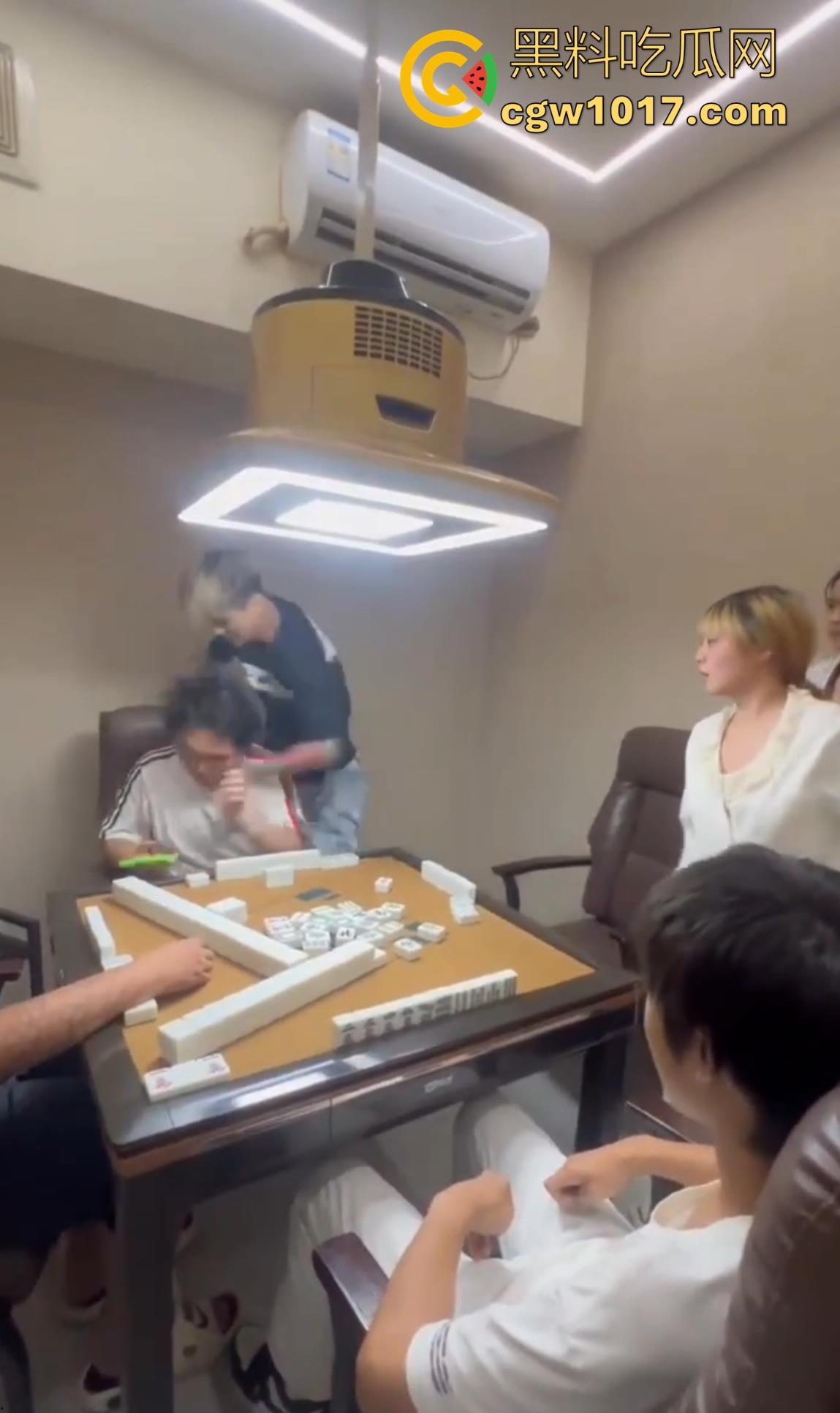 抖音热搜精神小伙1秒18拳完整视频！国服达摩申请出战，精神小伙飞身跃起暴击输出，只因怀疑牌友摸女友手！  第8张